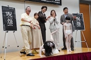 前列左から佐々木心音扮する佐伯伽椰子、福田龍世扮する佐伯俊雄。後列左からいしだ壱成、大場美奈、小松準弥、原幹恵、あべこうじ。