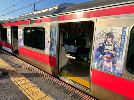 「舞台『刀剣乱舞』七周年感謝祭 -夢語刀宴會-」トレインジャック広告が掲出されている様子。