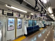 「舞台『刀剣乱舞』七周年感謝祭 -夢語刀宴會-」トレインジャック広告が掲出されている様子。