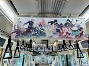 「舞台『刀剣乱舞』七周年感謝祭 -夢語刀宴會-」トレインジャック広告が掲出されている様子。