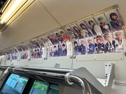 「舞台『刀剣乱舞』七周年感謝祭 -夢語刀宴會-」トレインジャック広告が掲出されている様子。