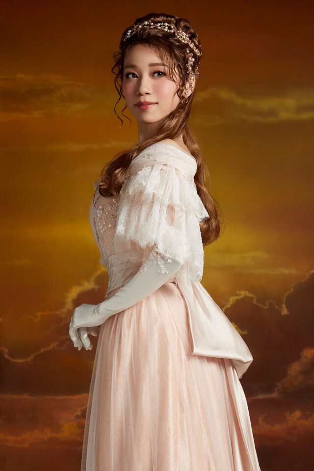 真彩希帆の扮装ビジュアル。（Photo by Leslie Kee）