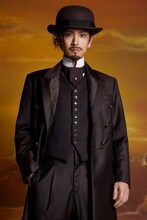 黒羽麻璃央の扮装ビジュアル。（Photo by Leslie Kee）