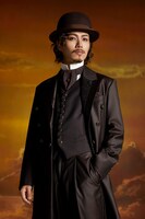 立石俊樹の扮装ビジュアル。（Photo by Leslie Kee）