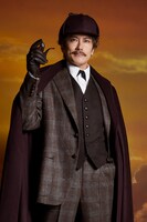 小西遼生の扮装ビジュアル。（Photo by Leslie Kee）