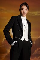 柚希礼音の扮装ビジュアル。（Photo by Leslie Kee）