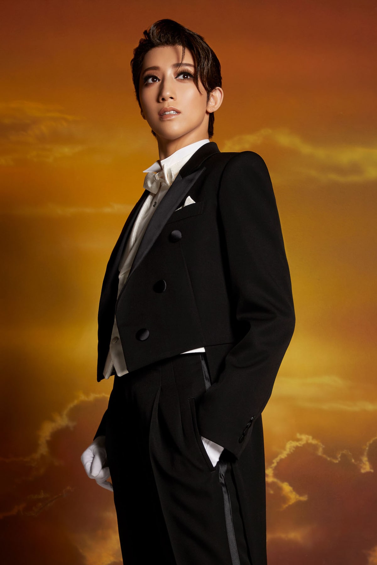 真風涼帆の扮装ビジュアル。（Photo by Leslie Kee） - ミュージカル 