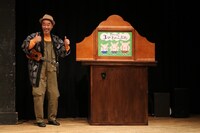 ヨルノハテの劇場 大人も楽しめるキッズプログラム「オオカミだ！ -『3びきのこぶた』に出てくるオレの話-」より。