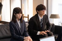 「トリリオンゲーム」に出演する福本莉子（左）、佐野勇斗（右）。(c)TBS