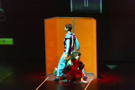 ラルンベ・ダンサ「エアー～不思議な空の旅～」より。（撮影：川並京介）