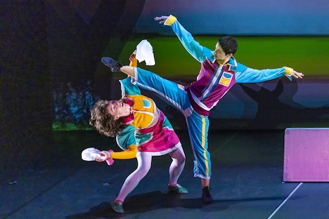 ラルンベ・ダンサ「エアー～不思議な空の旅～」より。（撮影：川並京介）
