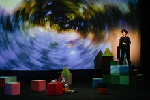 青年団「銀河鉄道の夜」より。（撮影：金子愛帆）