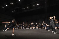 青森中央高校演劇部×福島県の高校生たち「もしイタ ～もし高校野球の女子マネージャーが青森の『イタコ』を呼んだら」より。（撮影：冨田了平）
