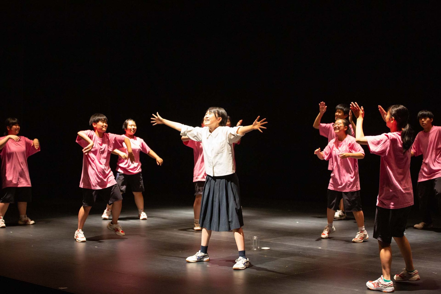 青森中央高校演劇部「ジンコちゃんの世界」より。（撮影：鈴木竜一郎）