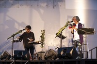 「『二つの駅舎、ボイス・オン・ボイス』古川日出男×後藤正文」より。（撮影：冨田了平）