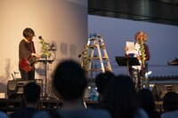 「『二つの駅舎、ボイス・オン・ボイス』古川日出男×後藤正文」より。（撮影：冨田了平）