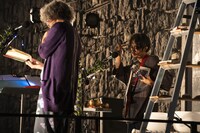 「『二つの駅舎、ボイス・オン・ボイス』古川日出男×後藤正文」より。（撮影：冨田了平）