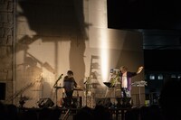 「『二つの駅舎、ボイス・オン・ボイス』古川日出男×後藤正文」より。（撮影：冨田了平）