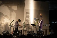 「『二つの駅舎、ボイス・オン・ボイス』古川日出男×後藤正文」より。（撮影：冨田了平）