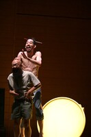 康本雅子 ダンス公演「全自動煩脳ずいずい図」より。（写真提供：穂の国とよはし芸術劇場PLAT）