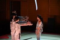 康本雅子 ダンス公演「全自動煩脳ずいずい図」より。（写真提供：穂の国とよはし芸術劇場PLAT）