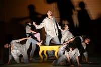 康本雅子 ダンス公演「全自動煩脳ずいずい図」より。（写真提供：穂の国とよはし芸術劇場PLAT）