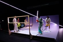 チェルフィッチュ「宇宙船イン・ビトゥイーン号の窓」より。（撮影：前澤秀登）