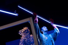 チェルフィッチュ「宇宙船イン・ビトゥイーン号の窓」より。（撮影：前澤秀登）