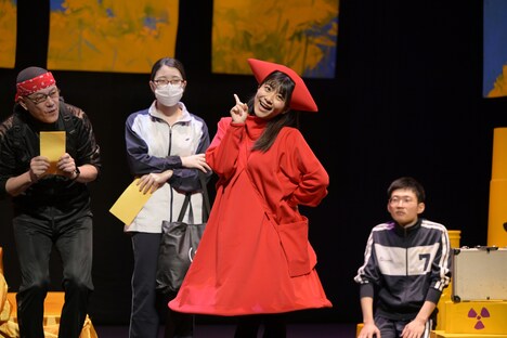 渡辺源四郎商店「空に菜の花、地に鉞」より。（撮影：須藤崇規）