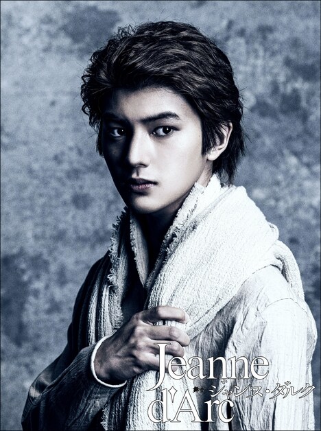 舞台「ジャンヌ・ダルク」荒木飛羽の扮装写真。