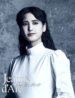 舞台「ジャンヌ・ダルク」山崎紘菜の扮装写真。