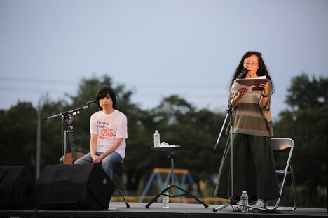 「Voice on Voice『JR常磐線夜ノ森駅』柳美里×尾崎世界観」より。（撮影：鈴木竜一朗）