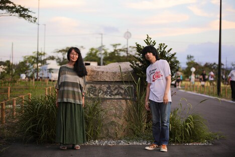 左から柳美里、尾崎世界観。（撮影：鈴木竜一朗）