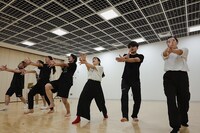 団体の稽古の様子。（撮影：アラキミユ）