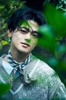 「長江崚行写真集 勿忘草」（KADOKAWA）より。（撮影：岡本武志）