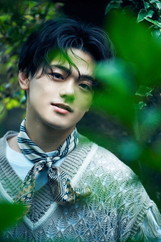 「長江崚行写真集 勿忘草」（KADOKAWA）より。（撮影：岡本武志）