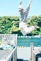 「長江崚行写真集 勿忘草」（KADOKAWA）より。（撮影：岡本武志）