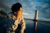 「長江崚行写真集 勿忘草」（KADOKAWA）より。（撮影：岡本武志）