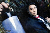 小磯一斉扮する郷田俊朗。