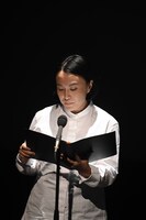 朗読劇「松本もろもろ」より、くずおか由衣。（撮影：山田毅）