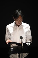 朗読劇「松本もろもろ」より、小松和重。（撮影：山田毅）