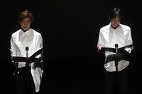 朗読劇「松本もろもろ」より。（撮影：山田毅）