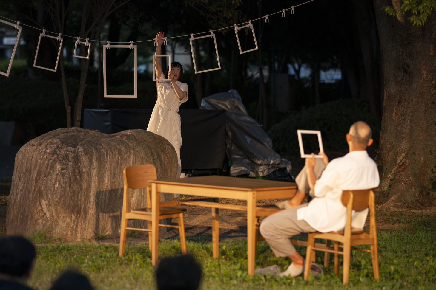 堀川炎「窓の外の結婚式」より。（撮影：冨田了平）