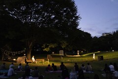 日が沈む前からの野外で…柳美里「窓の外の結婚式」を堀川炎が上演