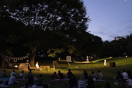 日が沈む前からの野外で…柳美里「窓の外の結婚式」を堀川炎が上演