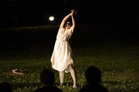 堀川炎「窓の外の結婚式」より。（撮影：冨田了平）