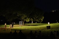 堀川炎「窓の外の結婚式」より。（撮影：冨田了平）