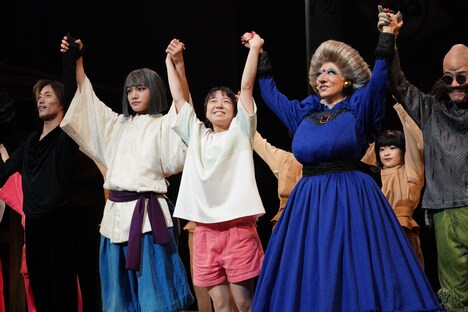 舞台「千と千尋の神隠しSpirited Away」愛知・御園座公演より、8月14日公演のカーテンコールの様子。