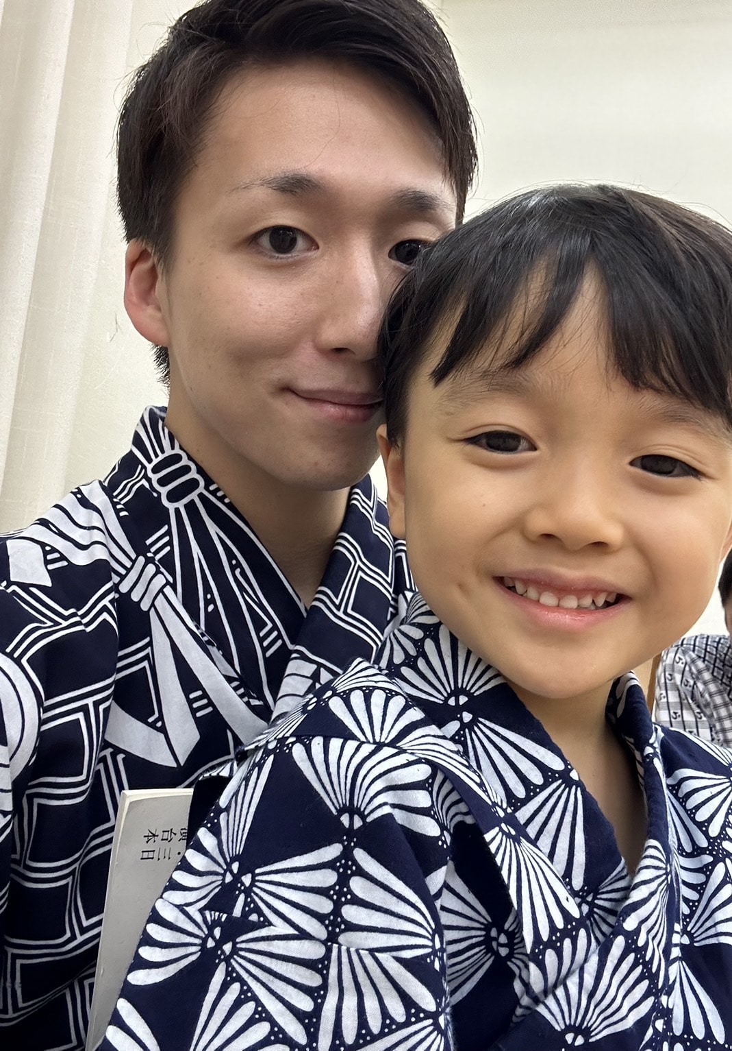 米吉（左）と、ニコニコご機嫌な嘉人くん（右）。稽古着の浴衣姿でパシャリ。