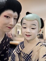 素顔の印象とはちょっと違う、“母子”ショット。